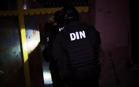 Polis, siyasi fəalın evində axtarış apardı...