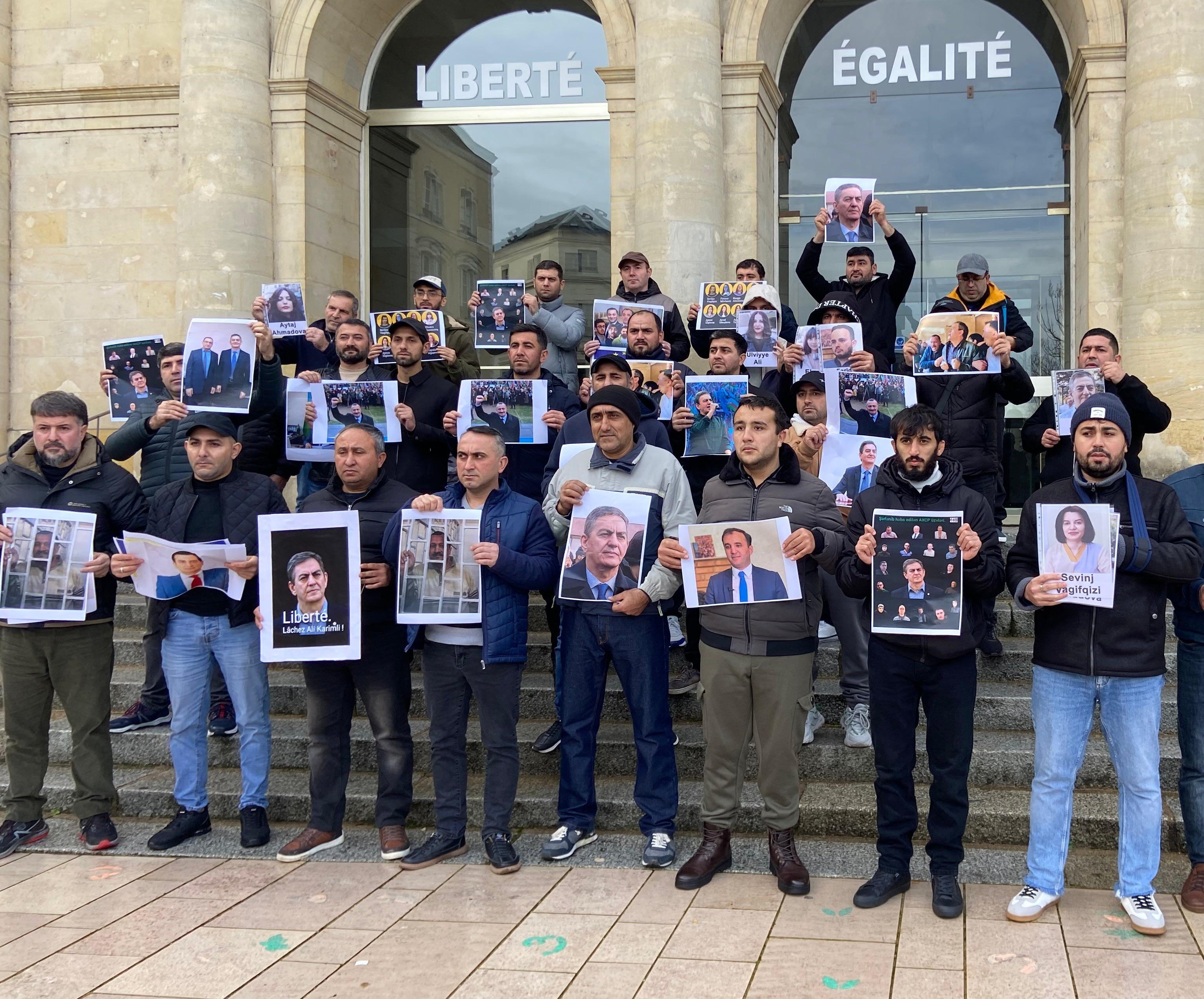 Avropada yaşayan siyasi mühacir Təbriz Quliyev Azərbaycandakı siyasi məhbuslara azadlıqla bağlı mitinqdə iştirak edib